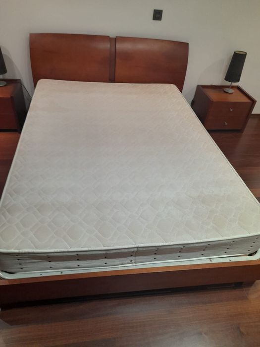 Cama de casal com oferta de estrado