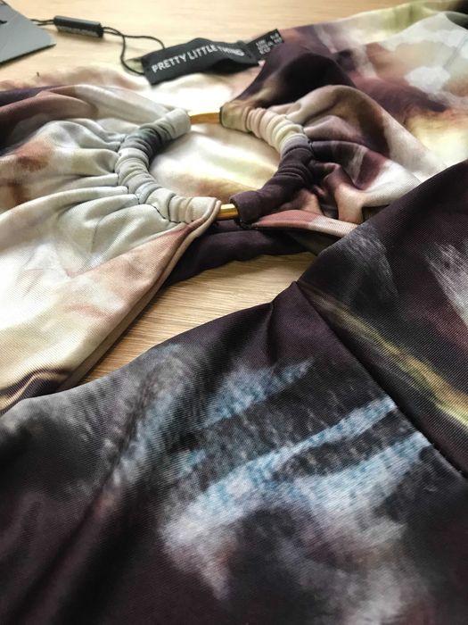 Короткий кроп топ з рукавами prettylittlething