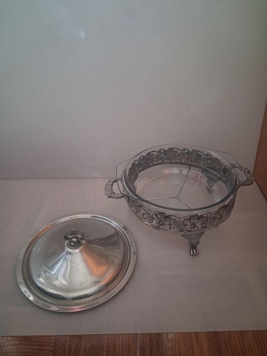 Antiga Terrina com Pyrex e Tampa em Casquinha