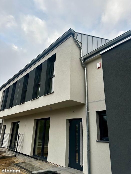 Nowoczesny dom z pięknym ogrodem i dużymi drzewami