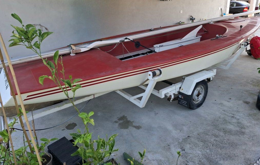 Vendo barco à vela DC 600 muito bem conservado e com pouco uso .