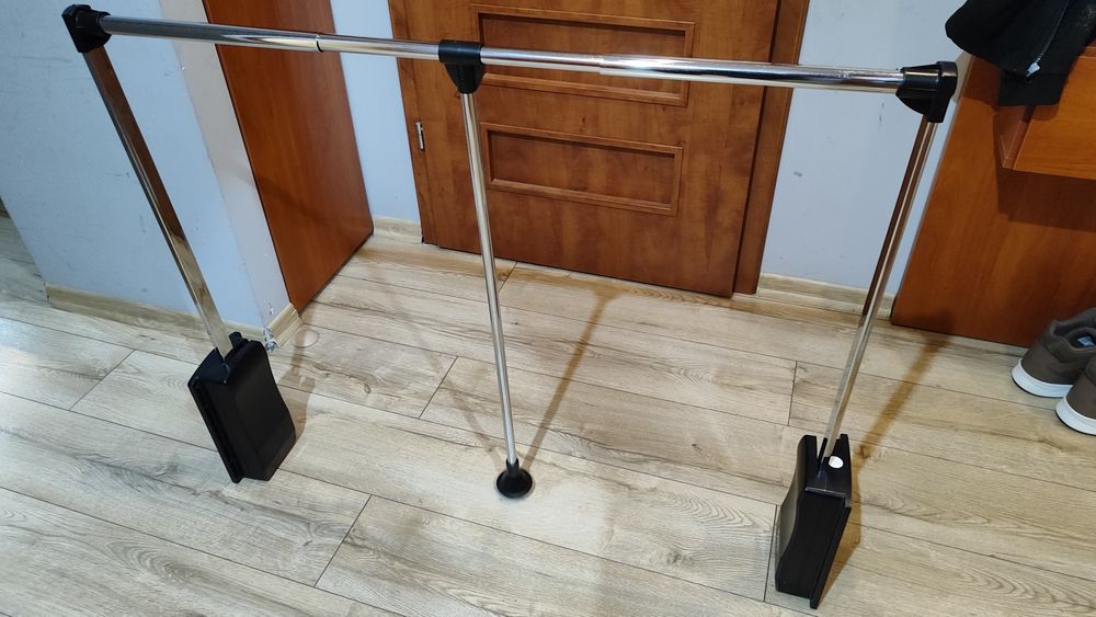 Drążek wysuwany do szafy – teleskopowy, regulowany, max szerokość 134