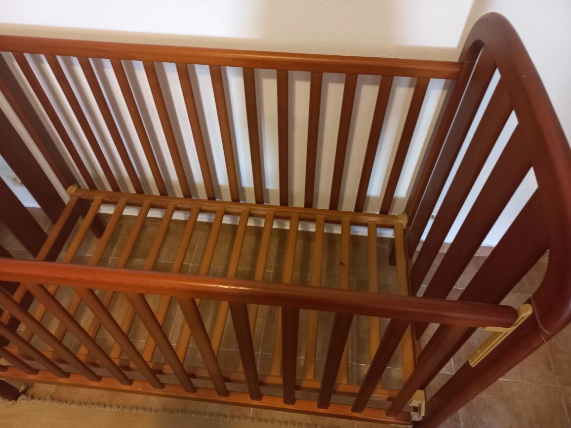 Cama de bebé em madeira