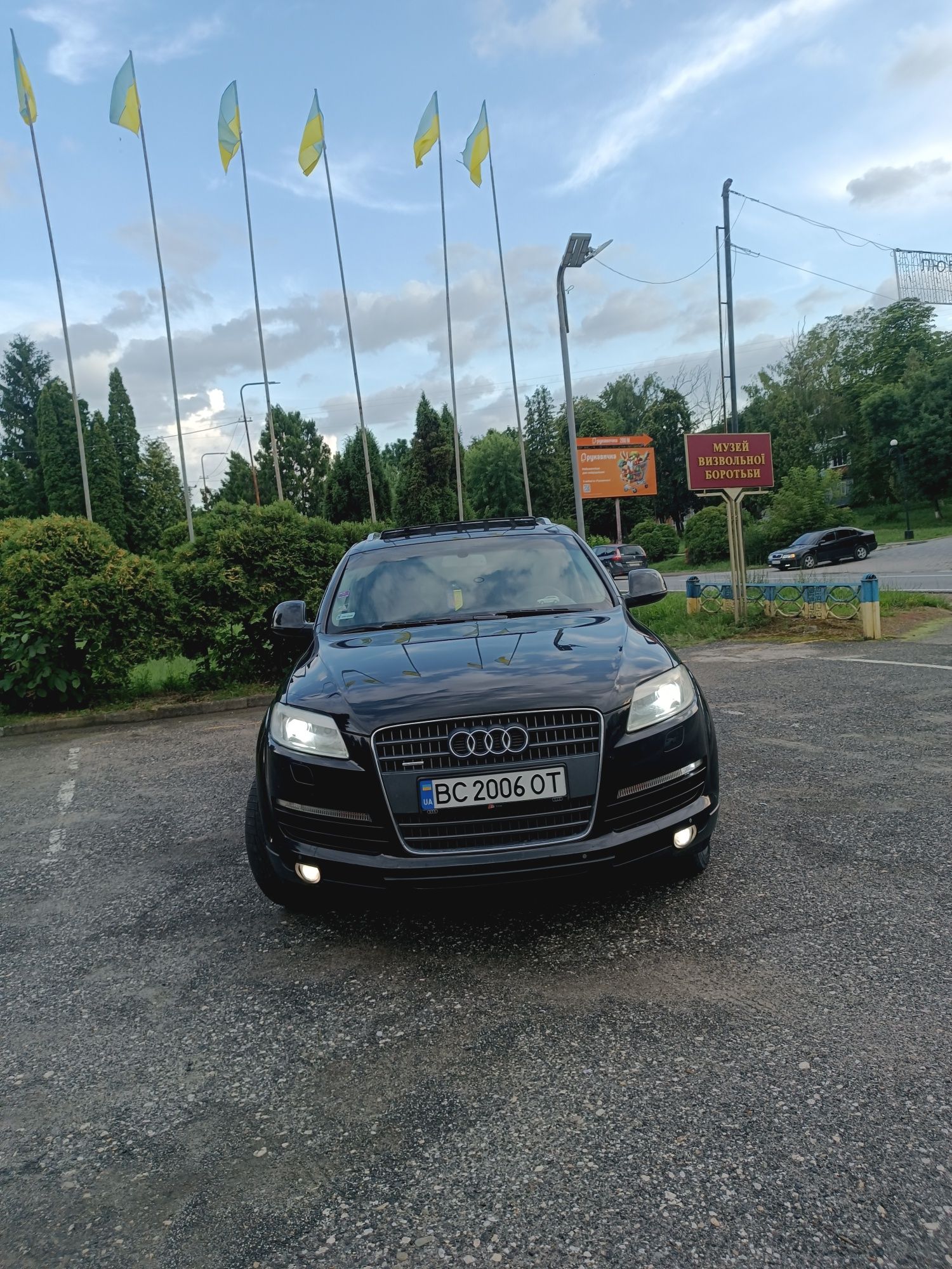 Продам Audi Q7 в багатій комплектації.