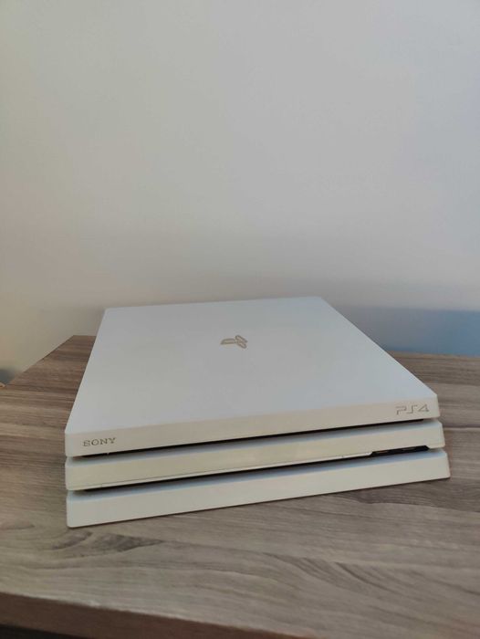 PlayStation 4 PRO branca 1TB com 2 comandos + 7 jogos