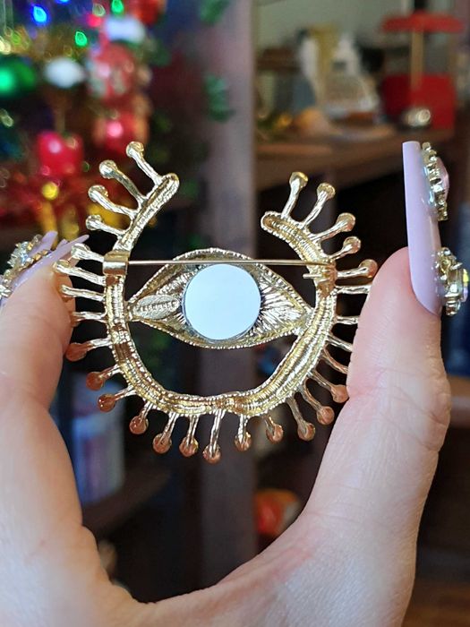 Broche pregadeira alfinete surrealista olho azul dourado