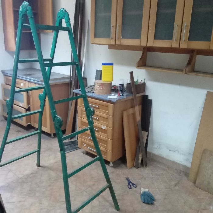 Escadote verde com 1,85 mts de altura e 55 cms de largura