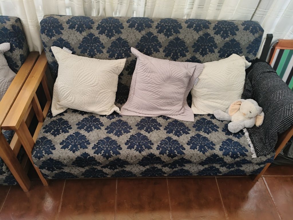 Vendo sofás de madeira forrado a tecido