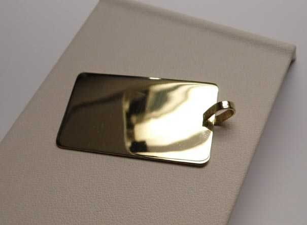 Złota zawieszka nieśmiertelnik 2,25 x 3,9 cm.