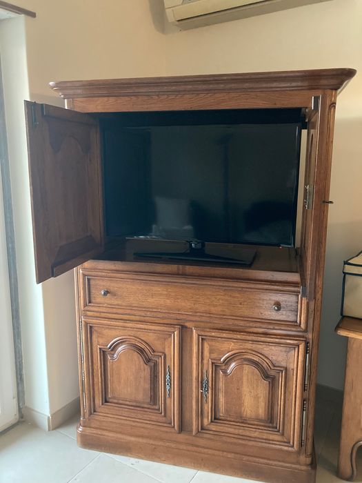 Móvel em castanho maciço para home cinema