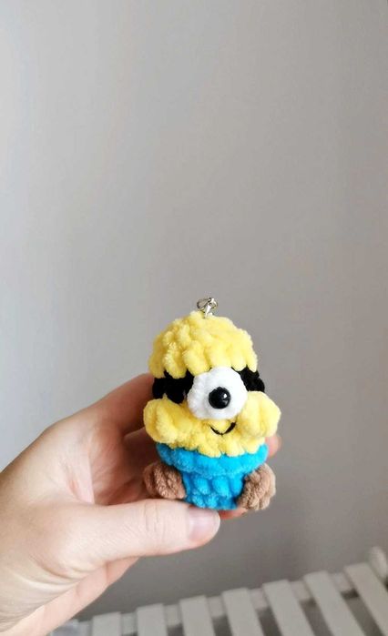 Minionek na szydełku, breloczek handmade