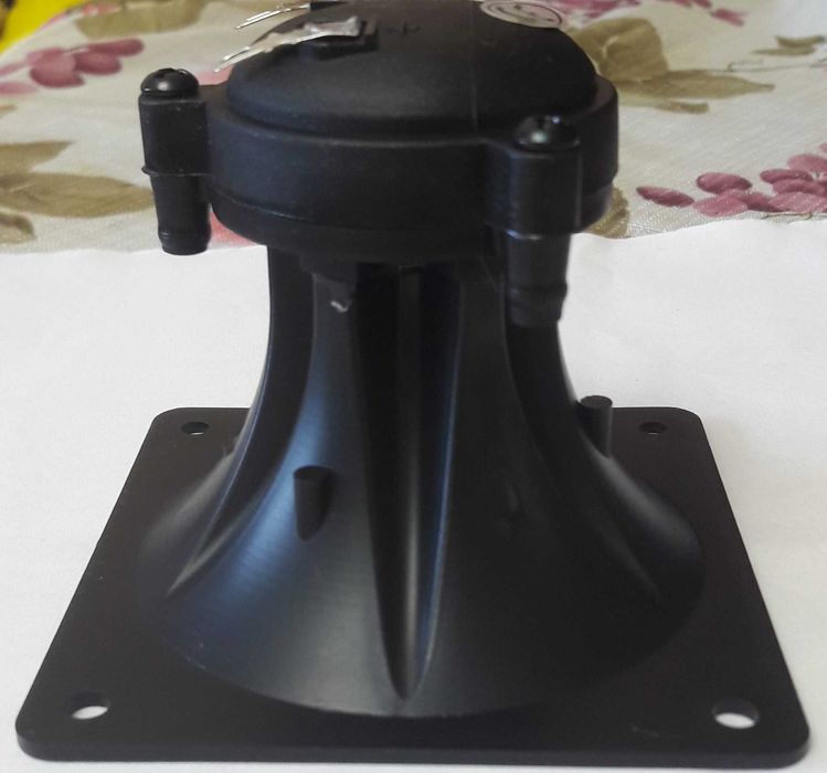 Колонки мониторные  с пъезоэлектрическими твиттерами.