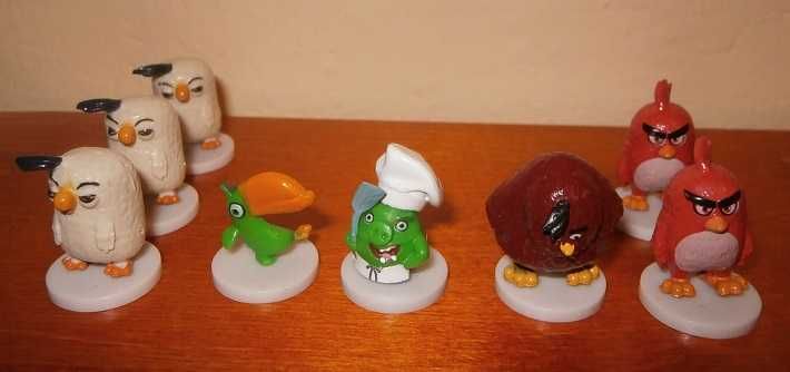 Figurki z soczków z Biedronki z różnych serii.