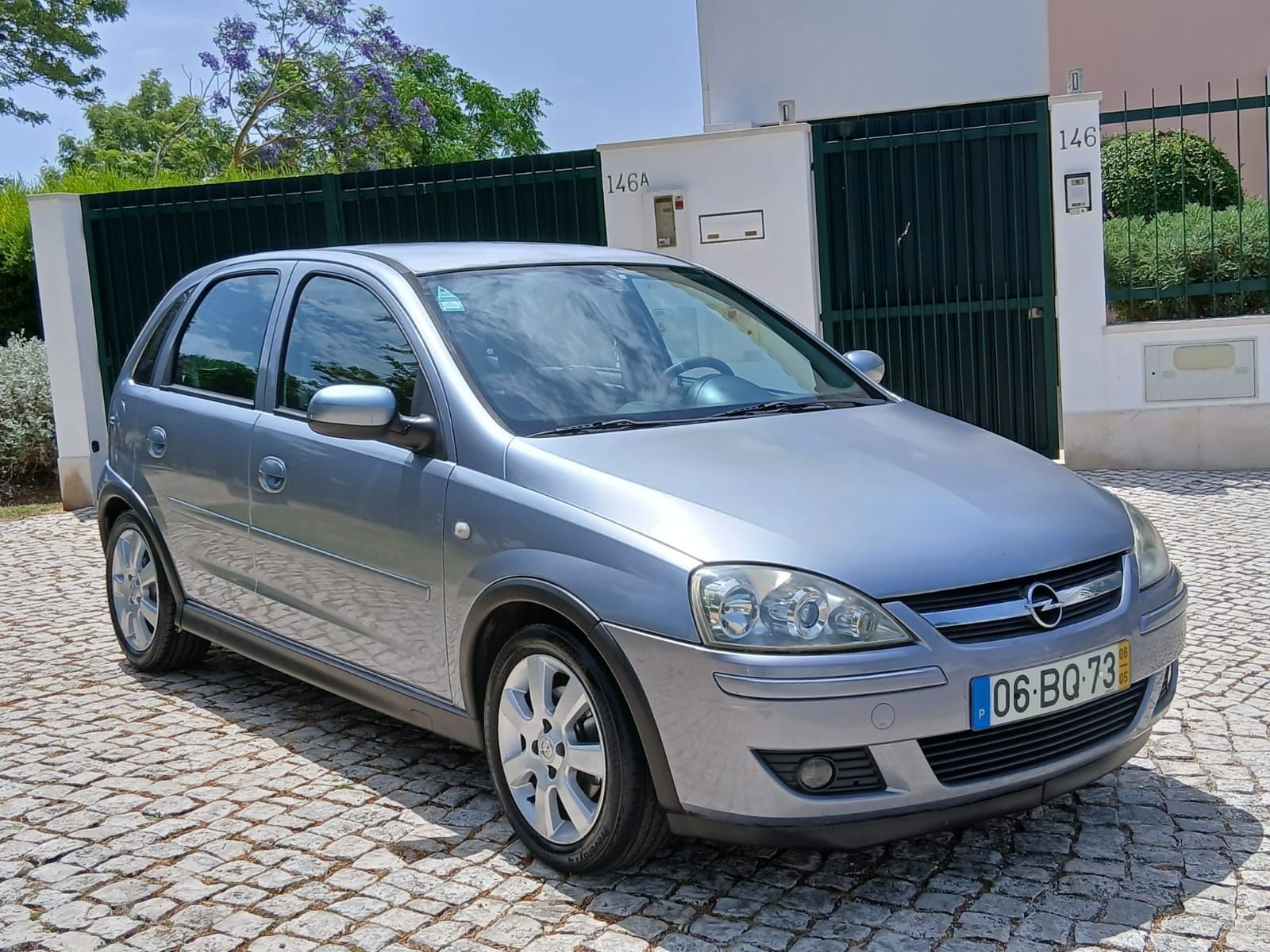 Vendo Opel Corsa 1.3 cdti a Diesel de 2006 com apenas 220 mil kms 
Est