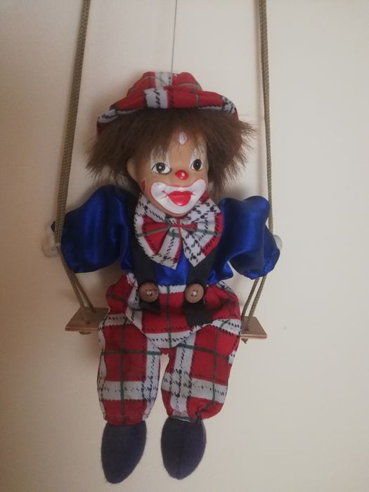 Lalka porcelanowa klaun na hustawce