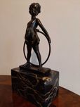 Figura z brązu - Dziewczynka z kółkiem - syg.Paris