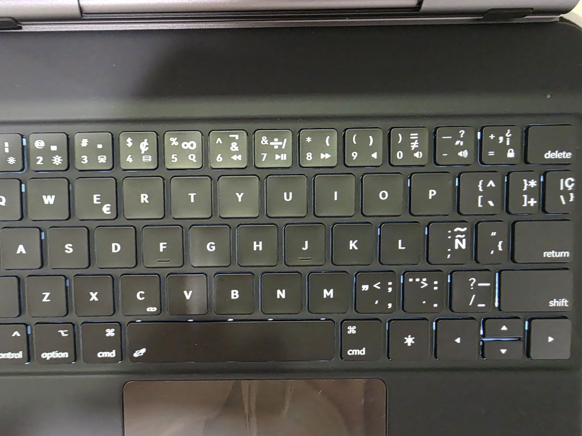 Capa Teclado iPad Pro 11 / Air 10.9 Logitech Slim