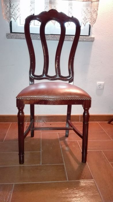 Mobília sala de jantar, em  nogueira. Cristaleira, mesa e 6 cadeiras