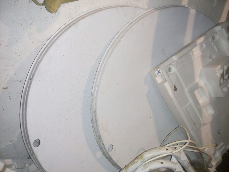 Спутниковая антенна (супутникова тарілка) у робочому стані