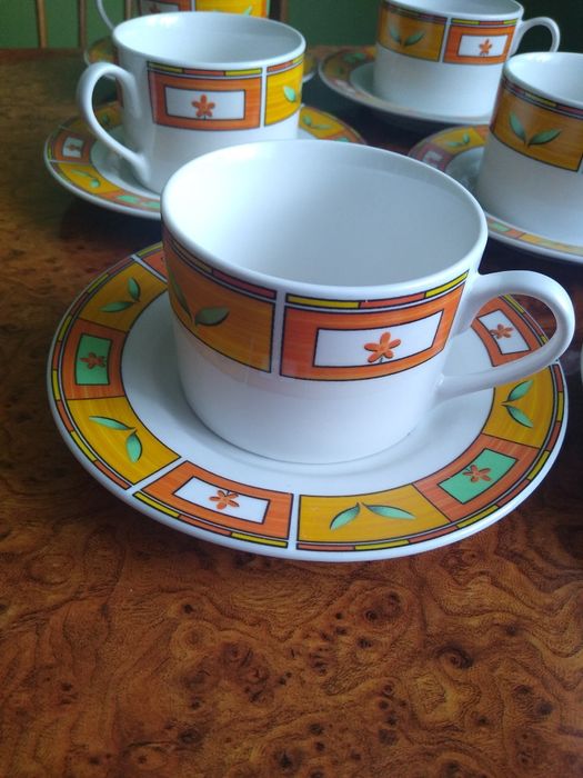 komplet filiżanek do kawy i herbaty z talerzykami