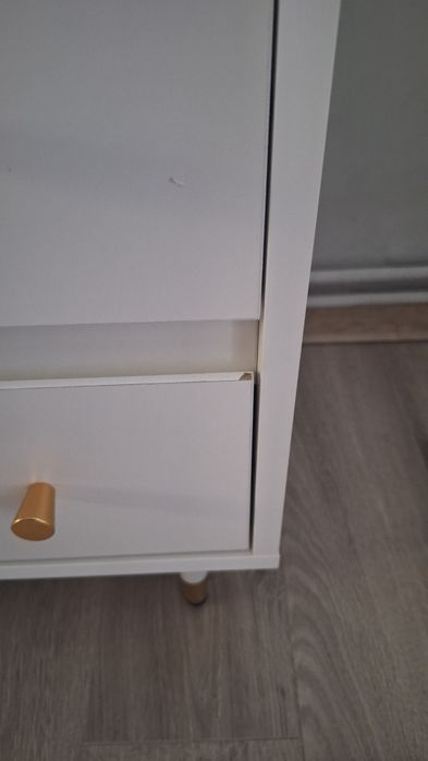 Dwie szafki nocne białe ze złotymi dodatkami glamour