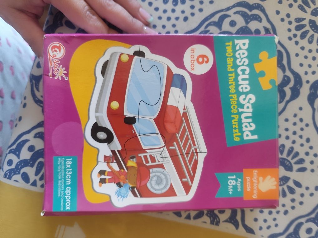 Vários puzzles infantis