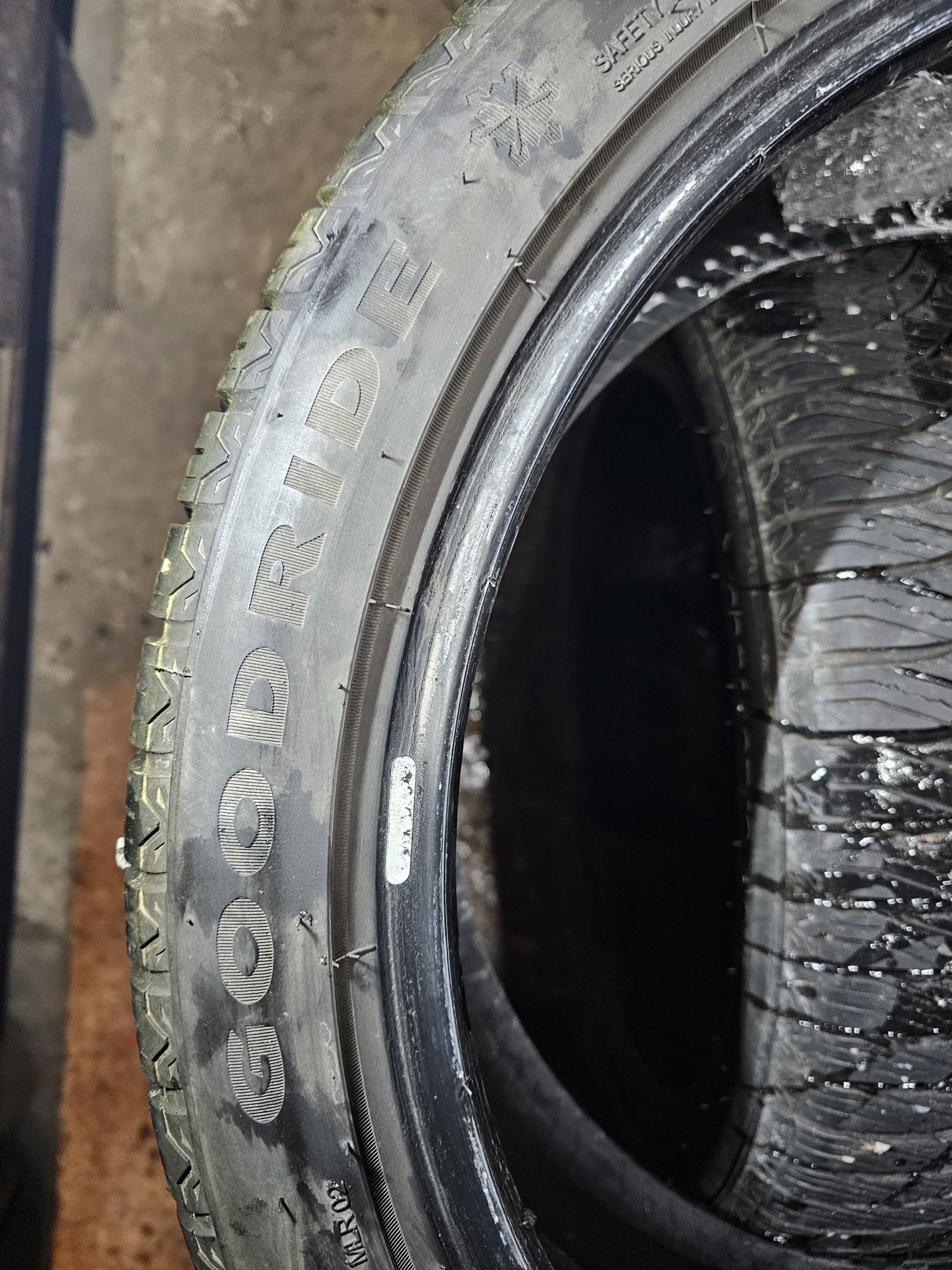 Opony wielosezonowe Goodride 225/40R18