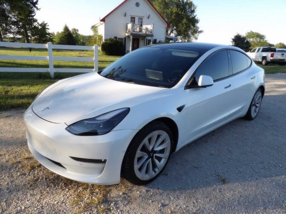 Tesla Model 3      2022