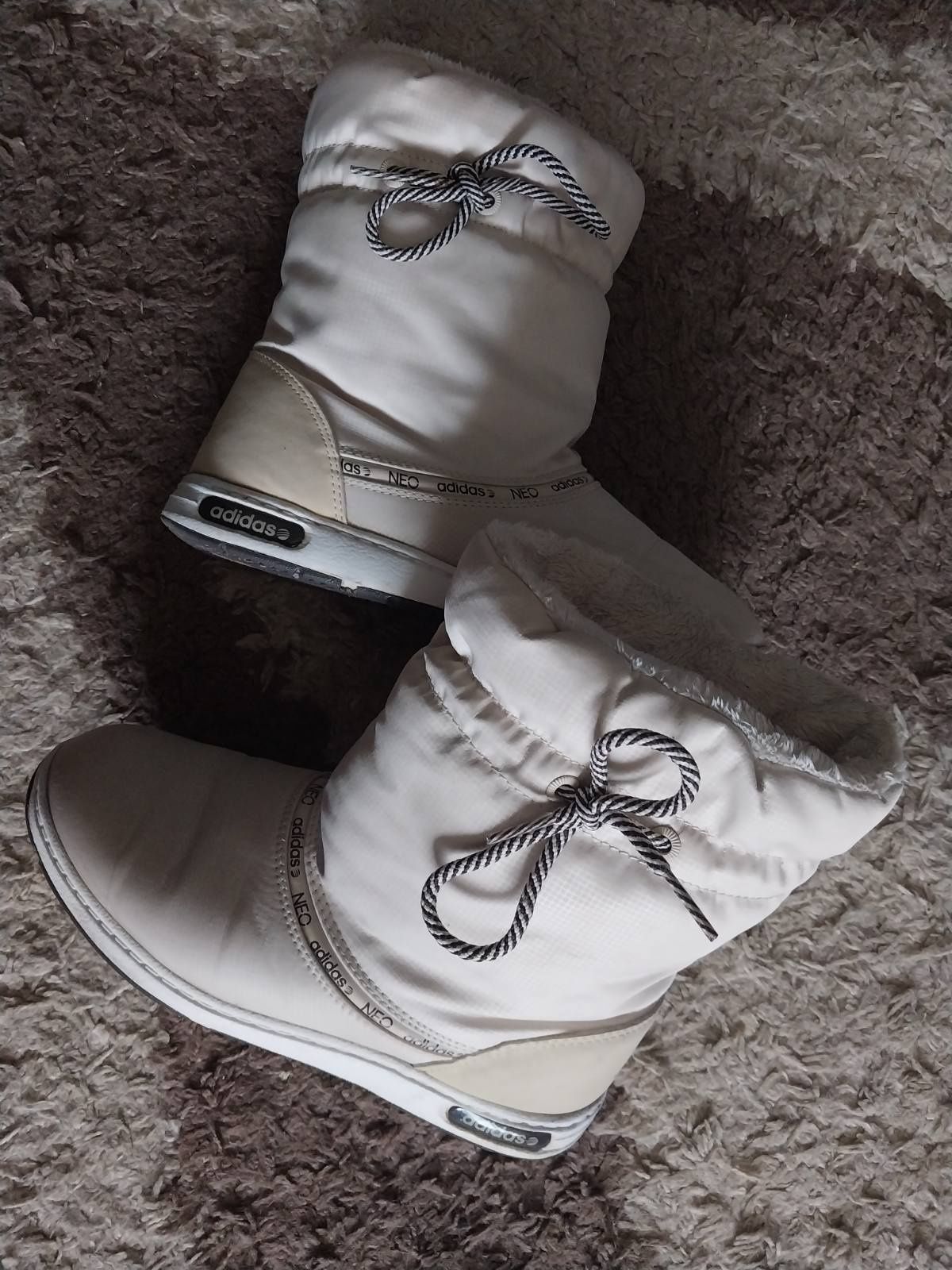 Продам жіночі утеплені чоботи adidas