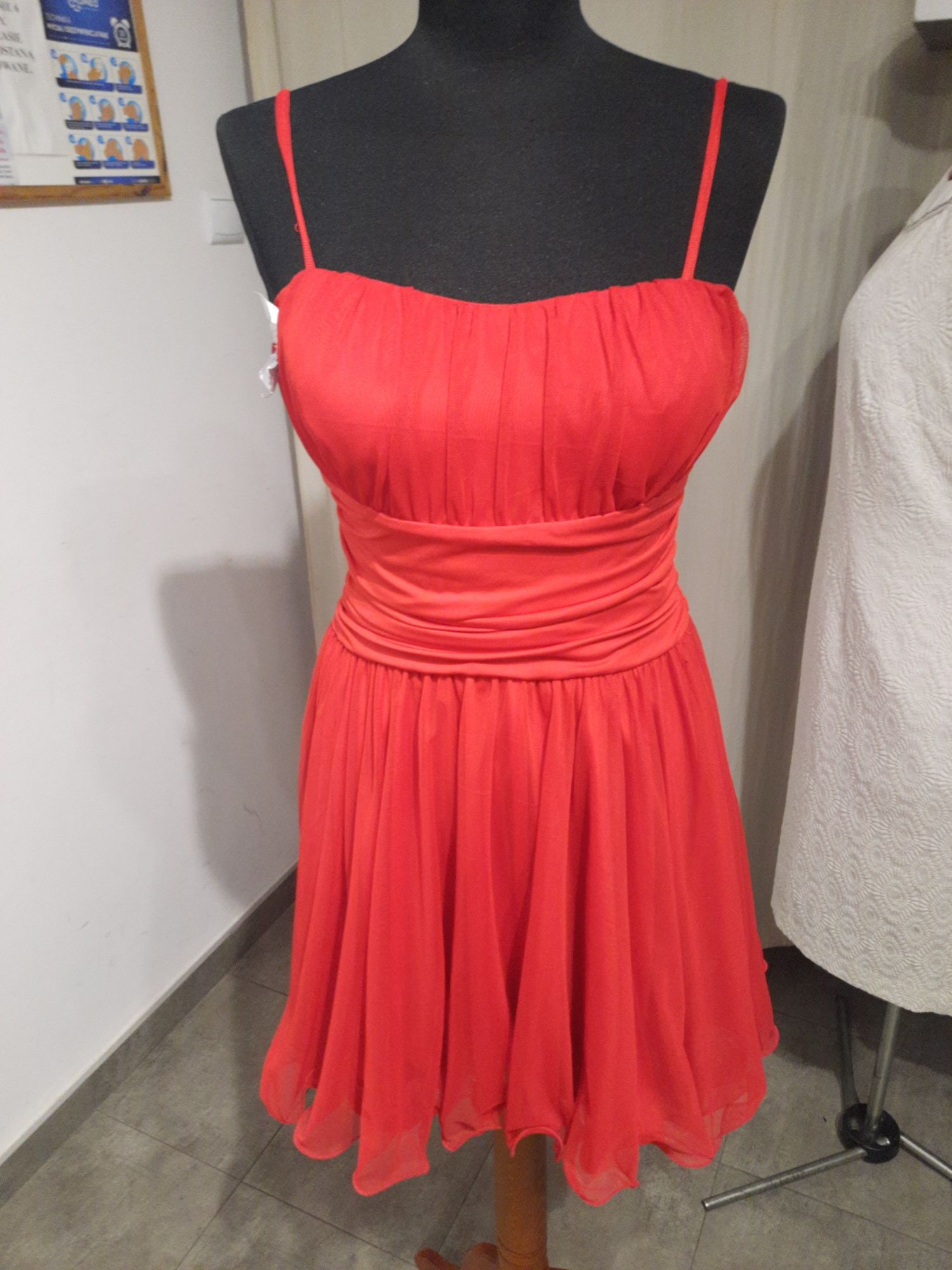 Czerwona sukienka na ramiączka rozmiar 38