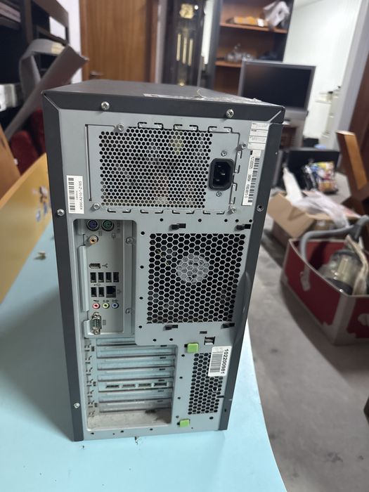 Serviddor Fujitsu Celsius M470