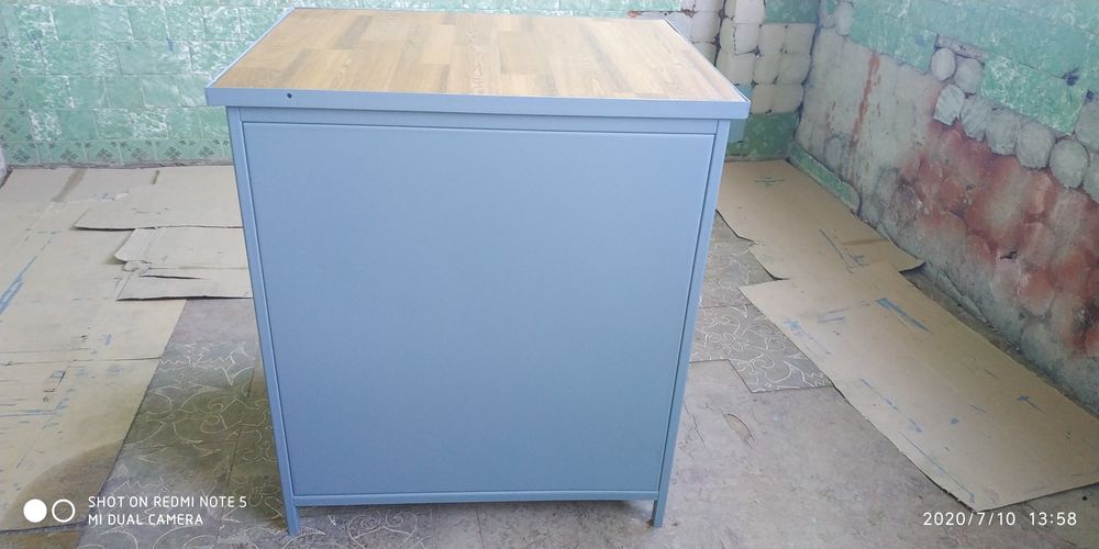 Металічна тумба .