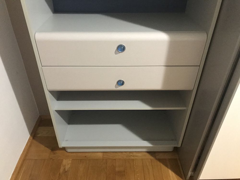 Szafka z półkami