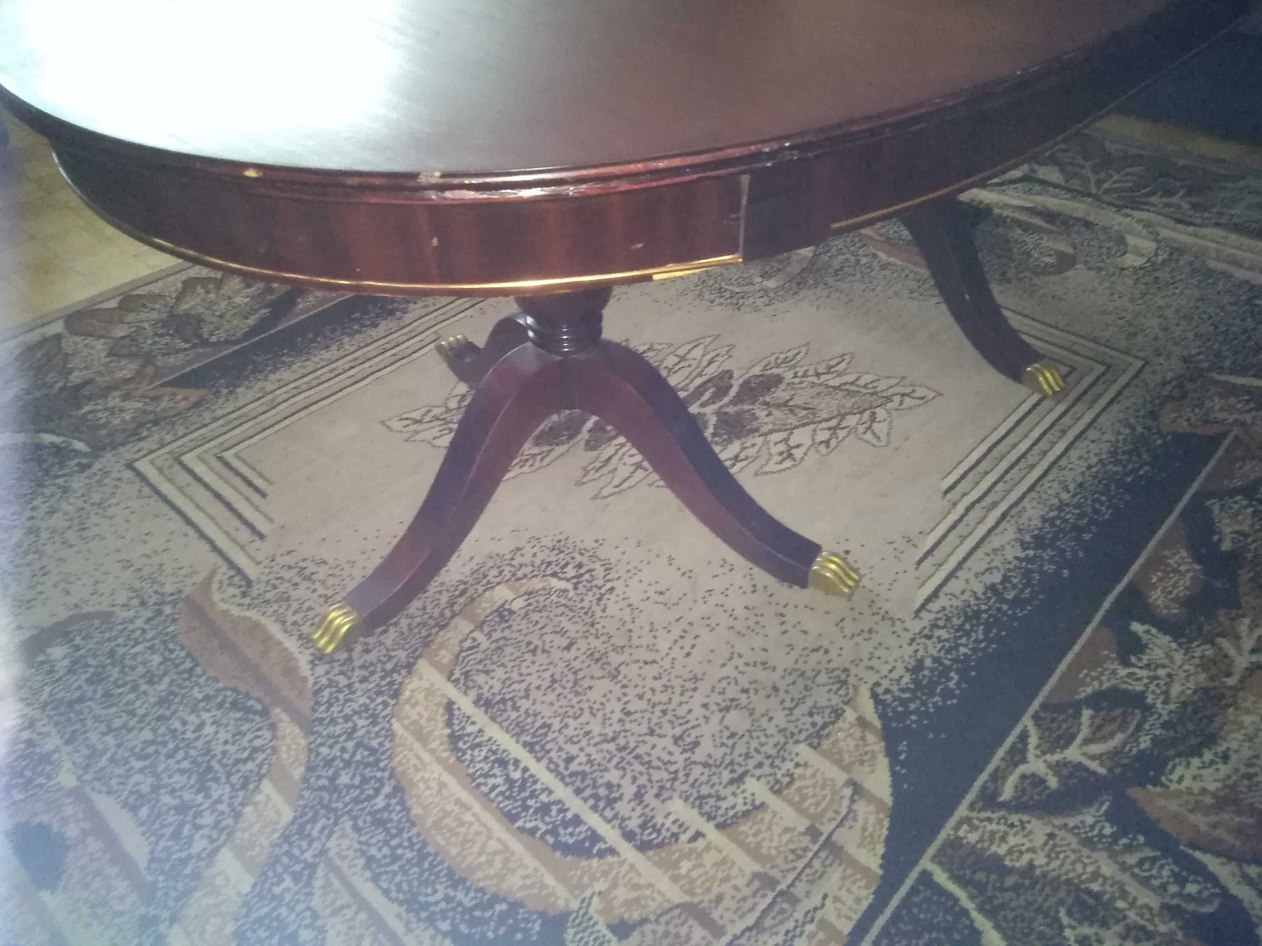 Duży stół rozkładany, na "kurzych łapkach" - antyk.