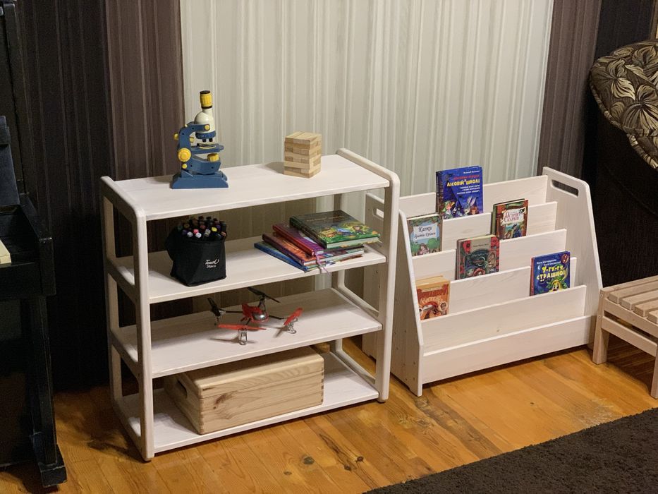 Деревʼяні полиці Монтессорі