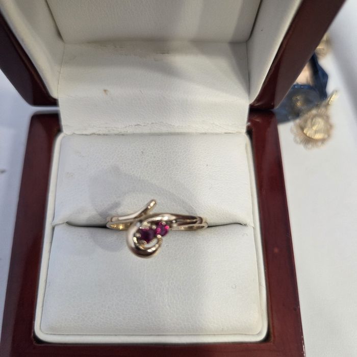 Złoty pierścionek retro z rubinowymi kamieniami