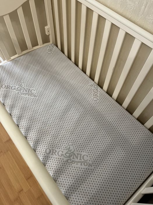 Дитяче ліжечко,комод-пеленатор.