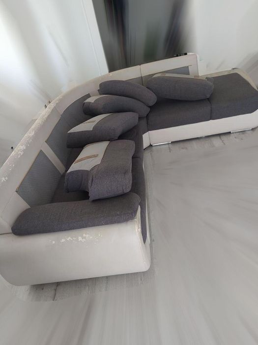 Sofá de canto cinzento e branco