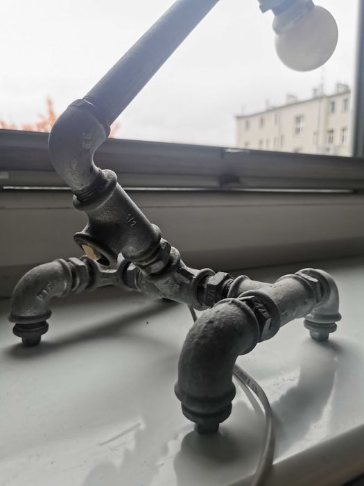 lampka industrialna z rur