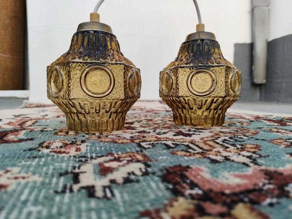 Par de candeeiros de vidro suspensos em verde âmbar. Vintage