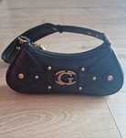 Mala de ombro preta com tachas douradas e da marca Guess, Nova!!