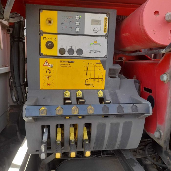 Camião DAF 75 6x2 com GRUA