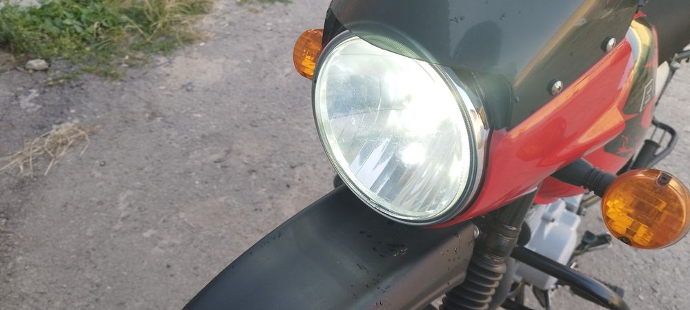 Bajaj boxer 125x 2021 рік мотоцикл, офіційний, на повному ходу.