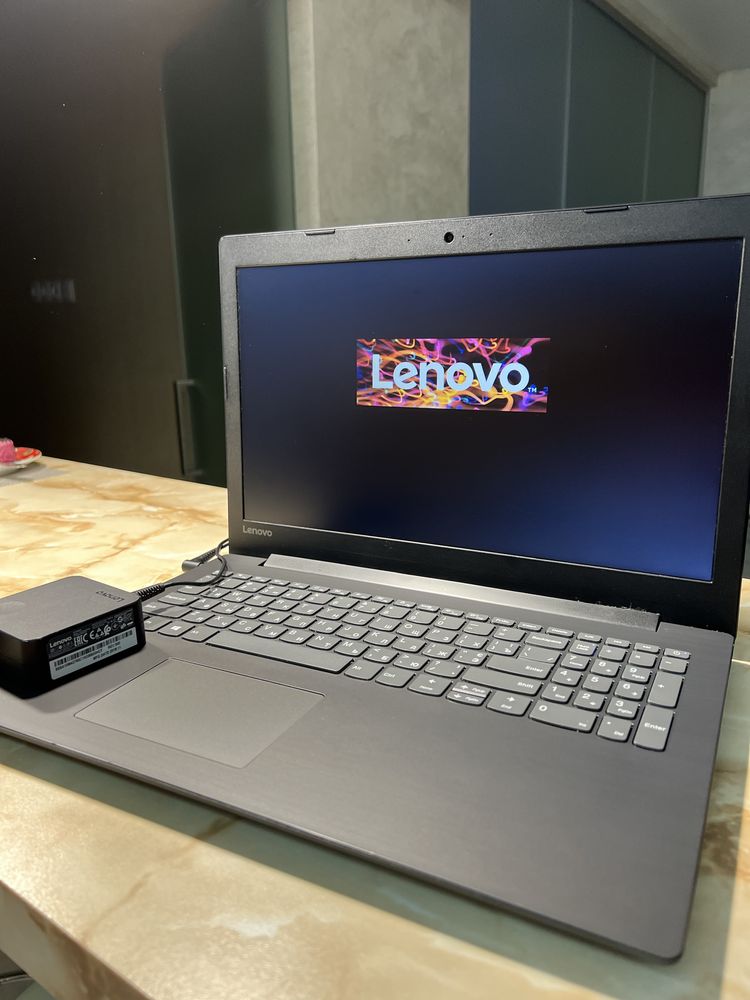 Ноутбук LENOVO працює