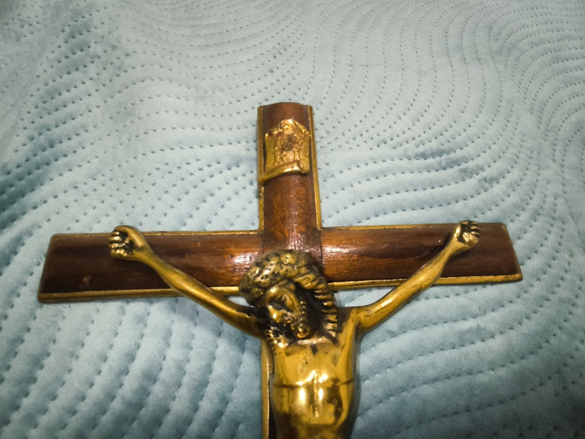Cruz toda em metal com acabamentos em madeira de mogno  cerca de 40cm