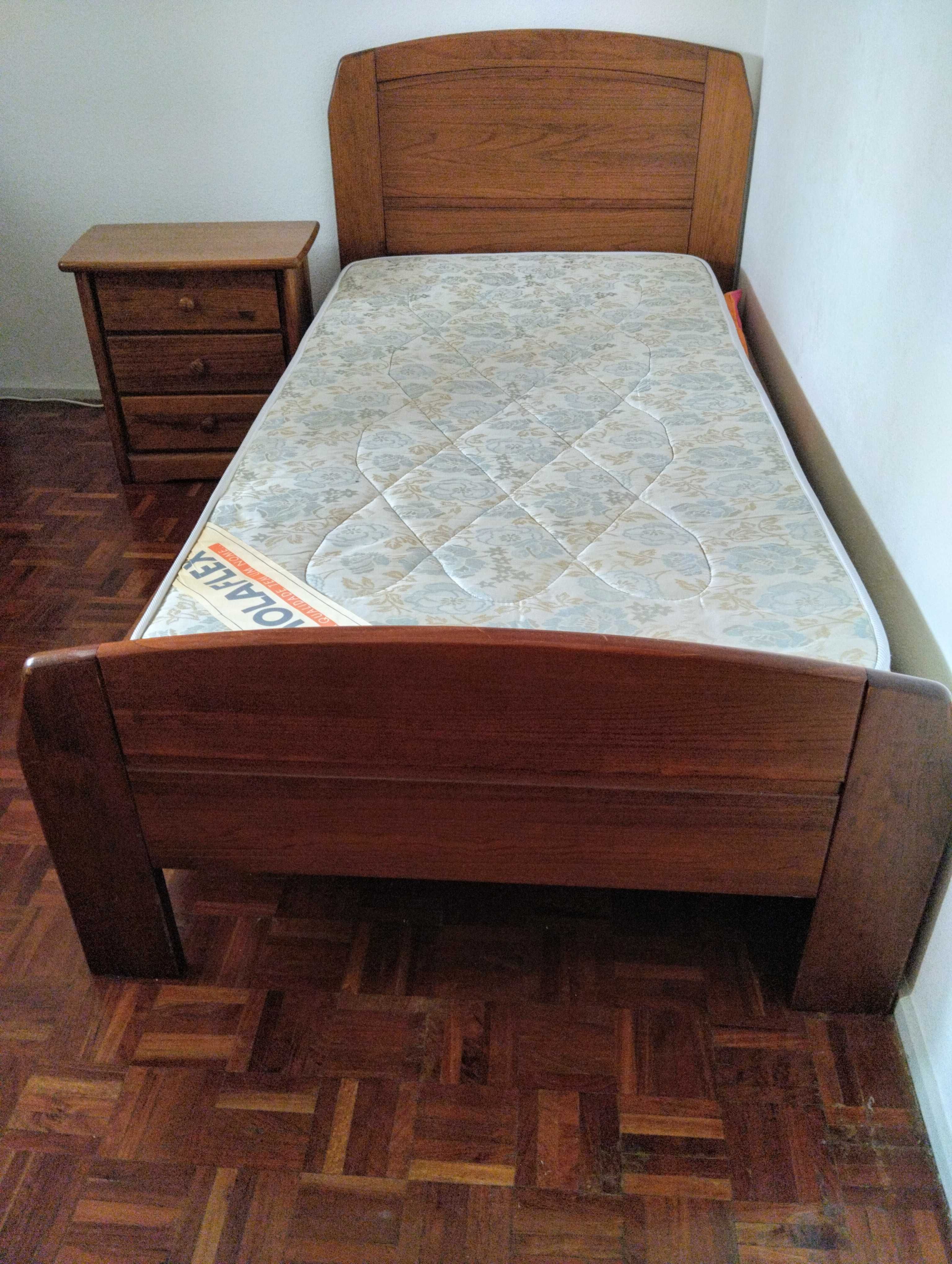 Cama de solteiro + mesa de cabeceira + colchão