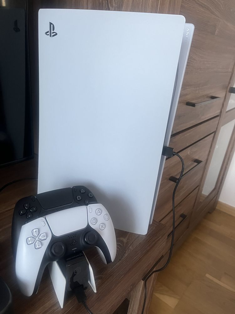 Konsola PS5 plus 2 padyi stacja ładująca