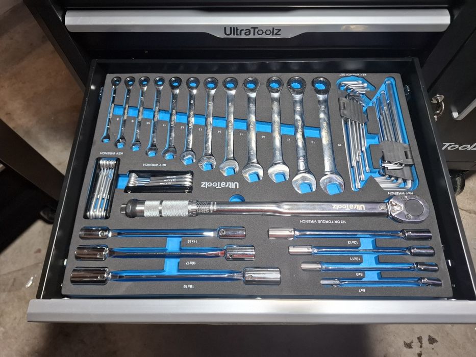 Szafka narzędziowa z elektronarzędziami