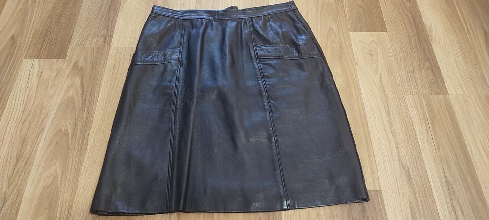 Чорна шкіряна спідниця