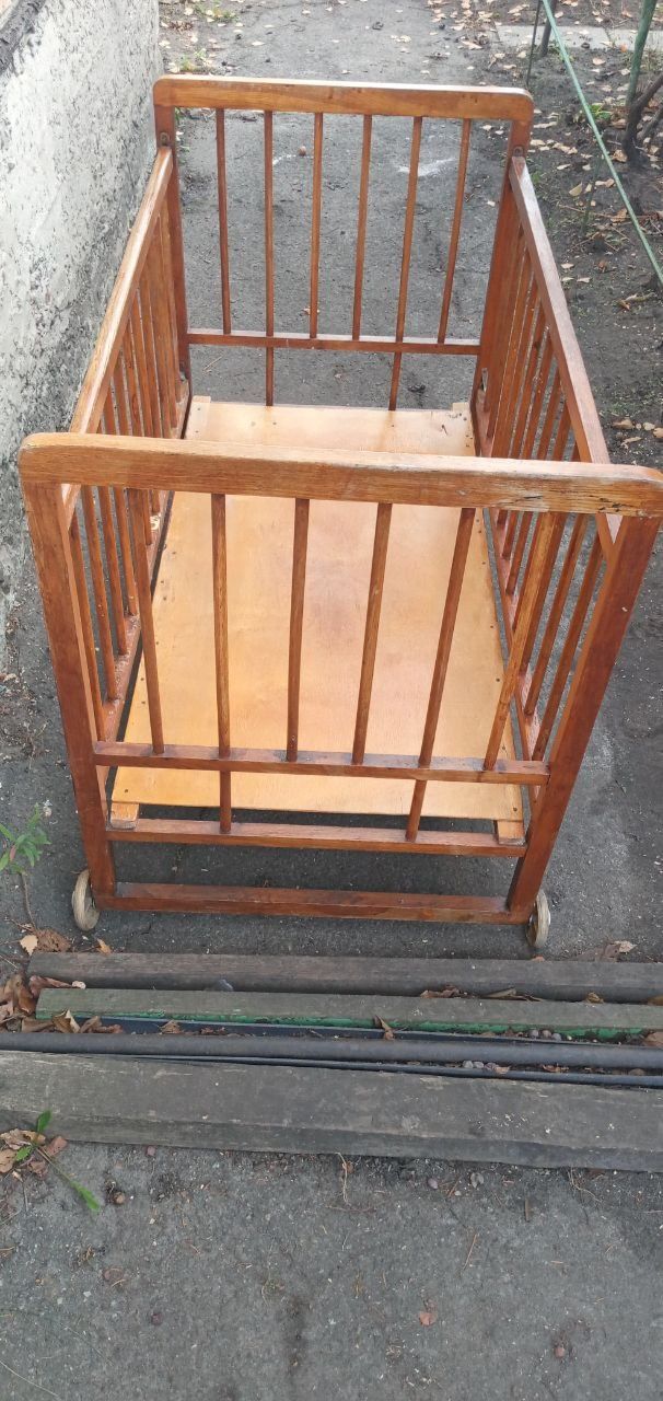 Дитяче ліжко дерев'яне